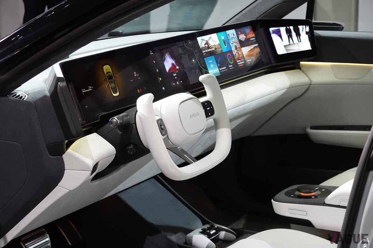 運転席周りのインテリア。ダッシュボードにはVISION-S同様、左右いっぱいに液晶パネルが広がる