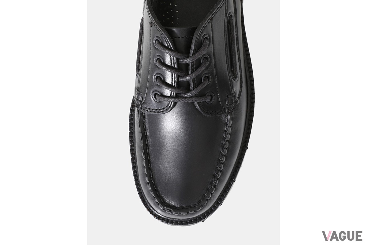 甲部分をU字に縫ったモカシン縫いのアッパーは、革靴ながらカジュアルな印象を与える伝統的なディテール
