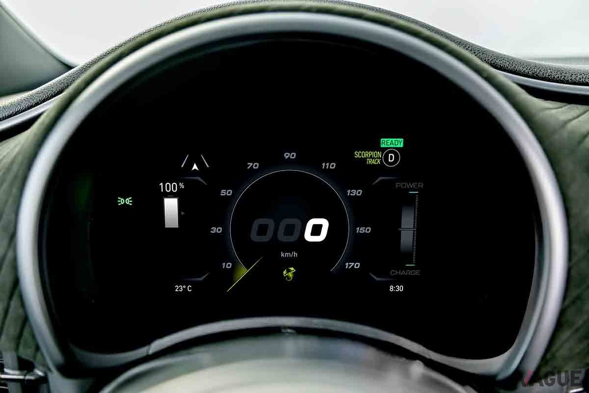 新型「アバルト500e」のインテリア