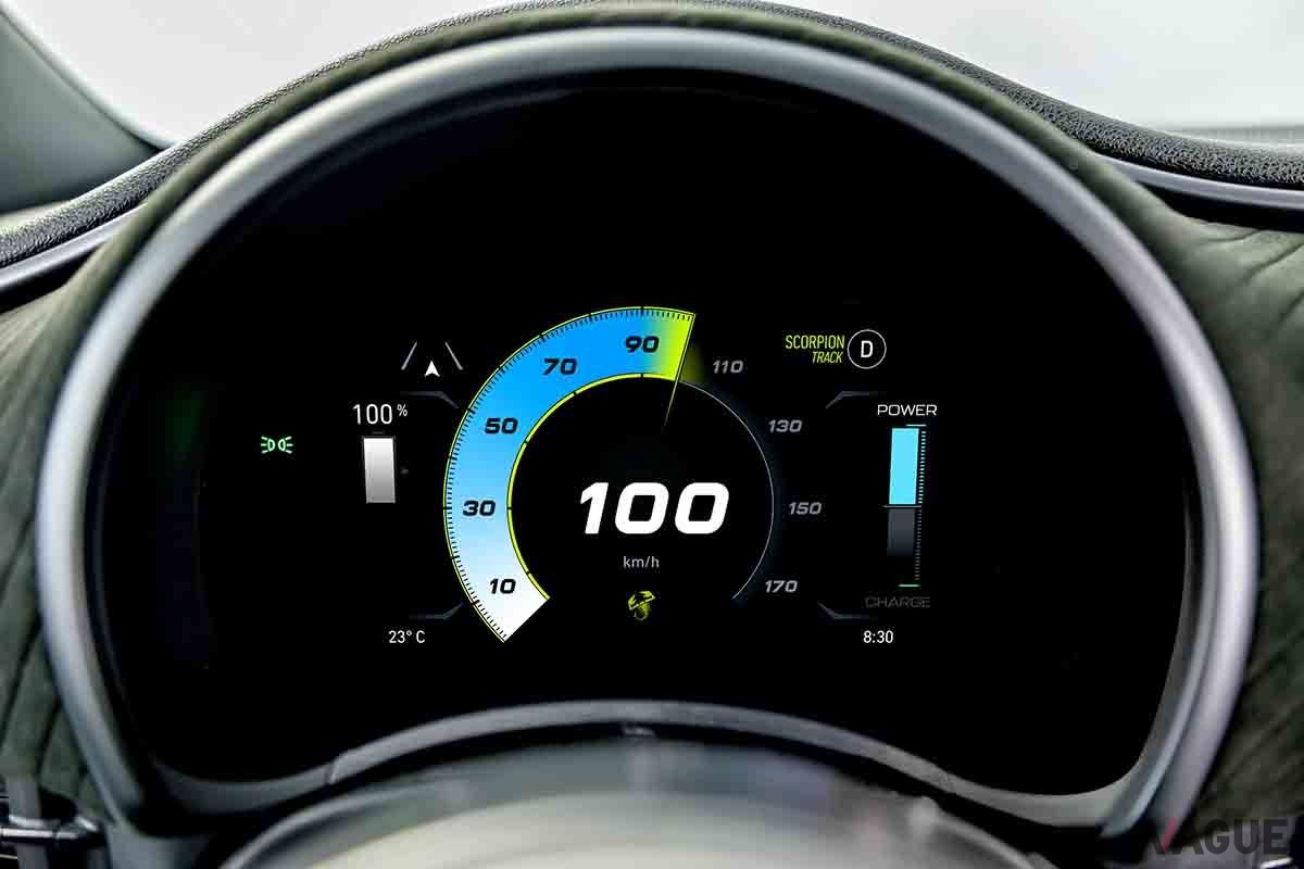 新型「アバルト500e」のインテリア