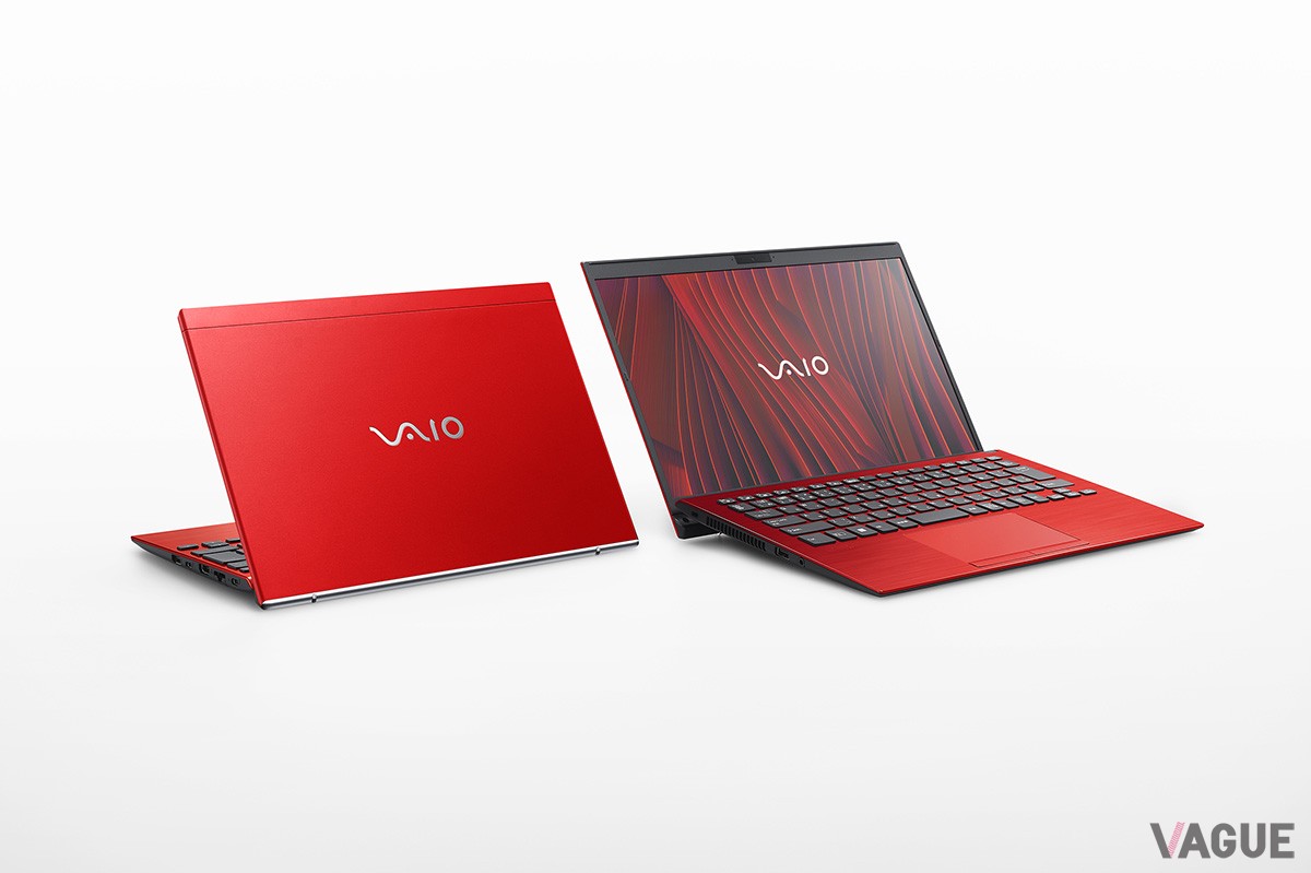 シルバーのロゴと深みのあるファインレッドが調和し、高級車のようなエレガントな佇まい