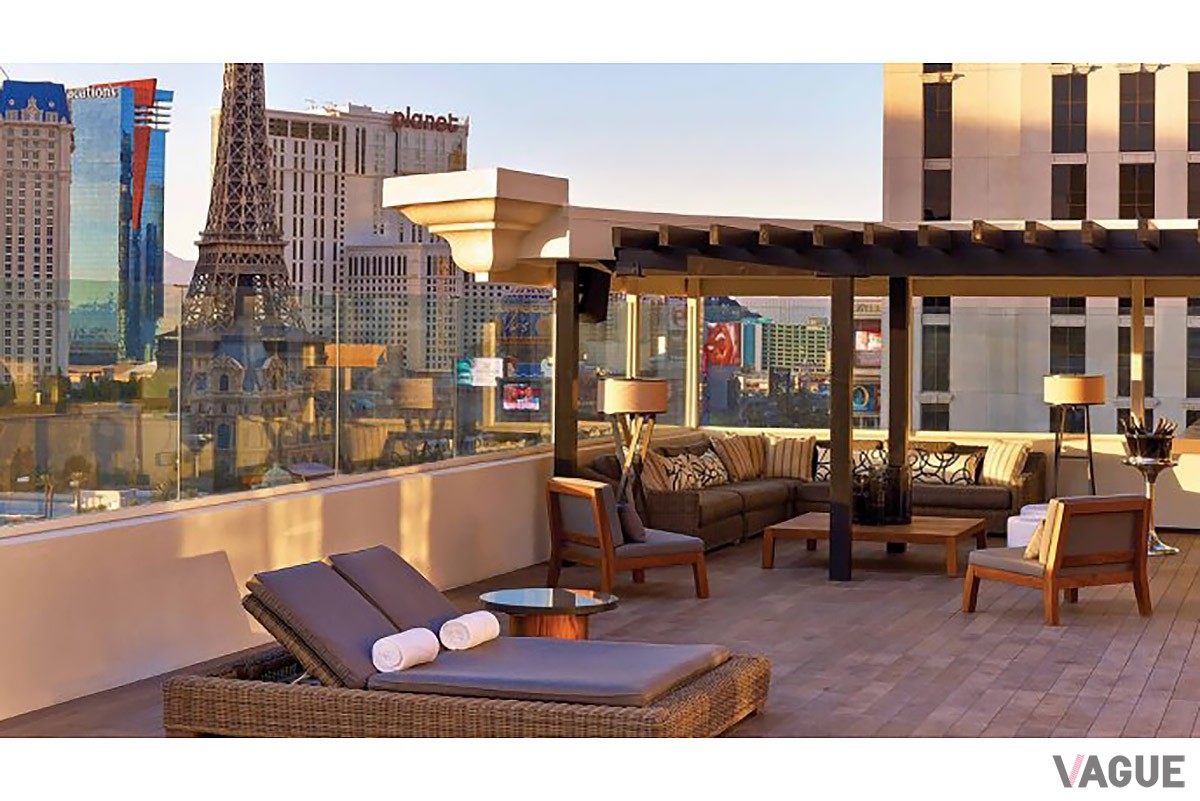 「ホテルNOBU」の最高級スイートルーム「SKY VILLA」のバルコニーの眼前が、グランプリマシンが疾走するストレートになる（C）Caesars Entertainment.