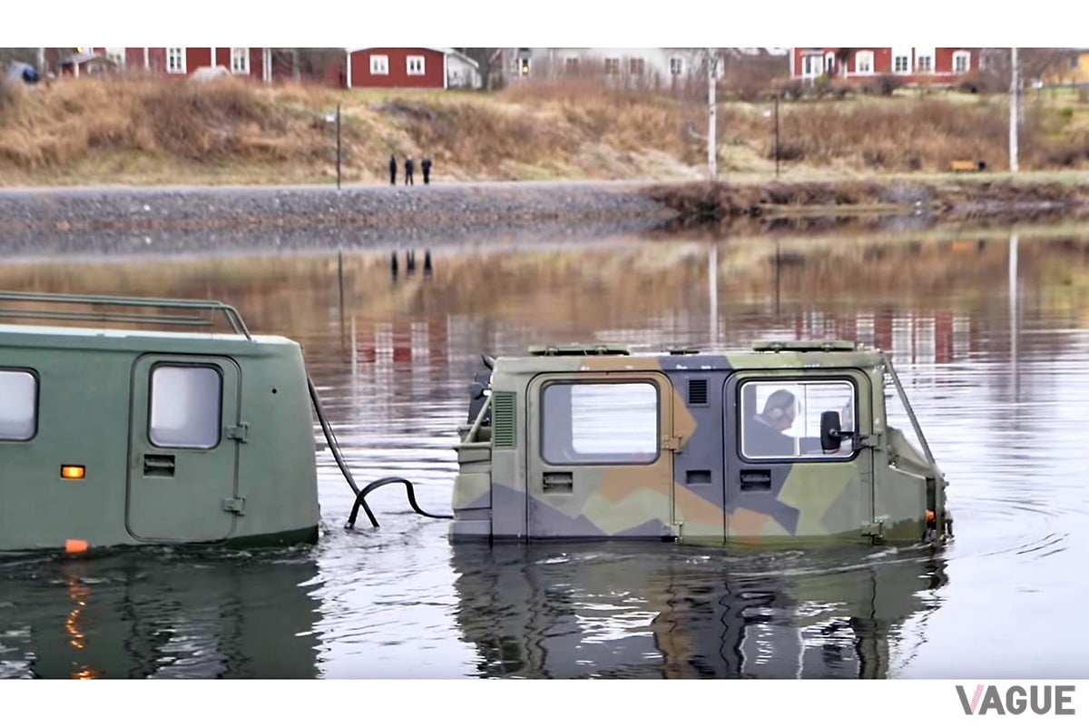 「BV206」が川を渡っているシーン（C）YouTube『Scandinavian Terrain Vehicles』
