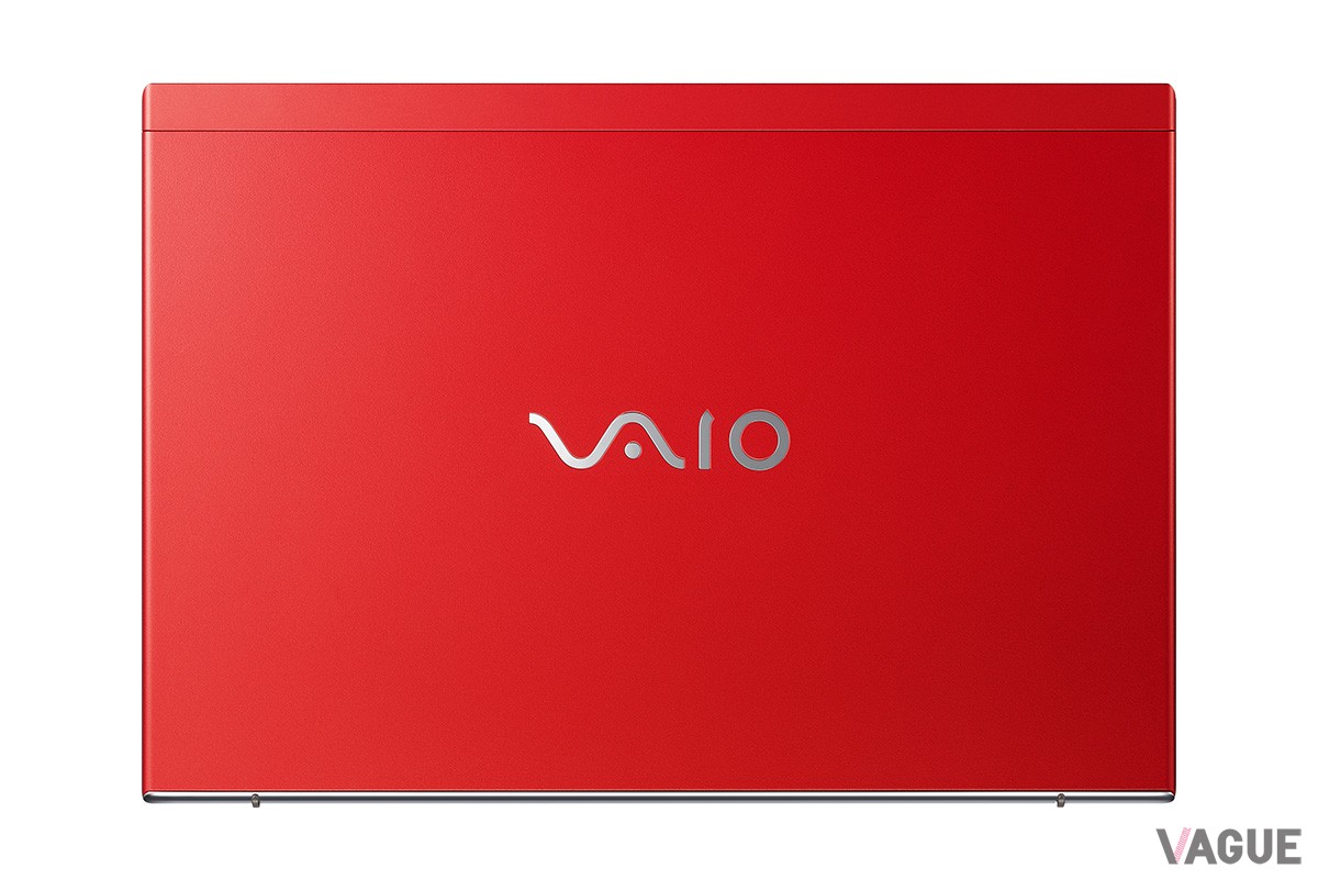 シルバーのロゴと深みのあるファインレッドが調和し、高級車のようなエレガントな佇まい