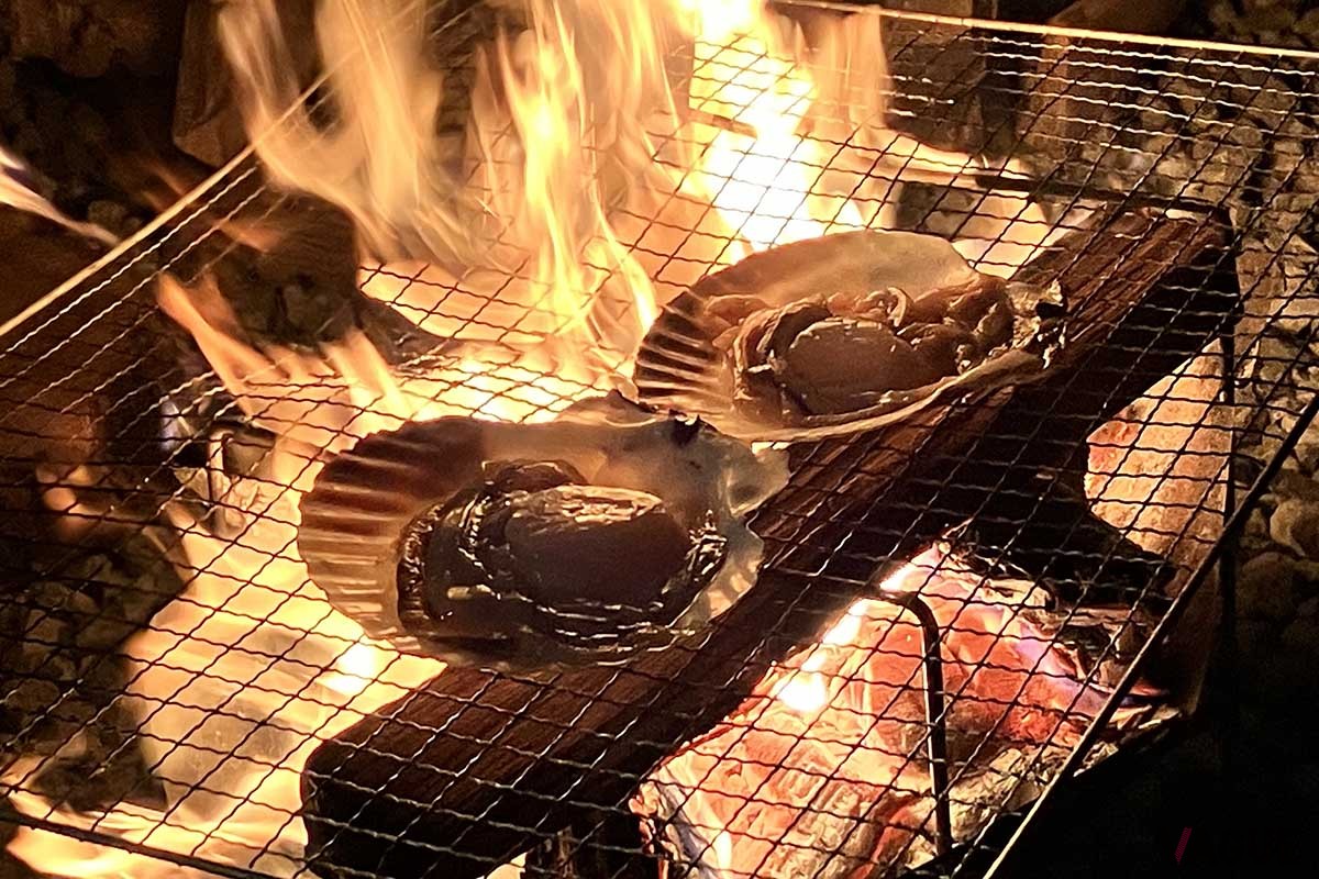 海辺のソロキャンプだったので、焚き火でホタテを炙る…うまし