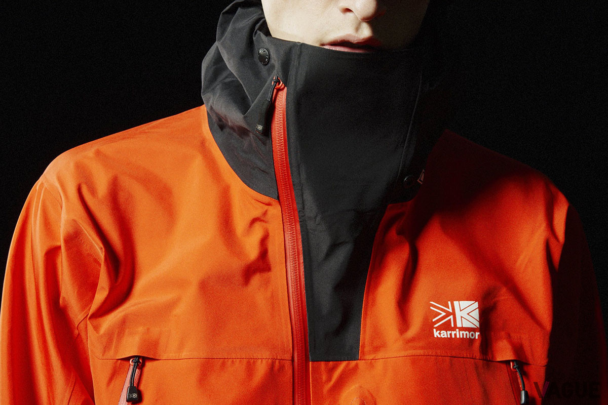 フロントジッパーは左右非対称のアシンメトリータイプを採用。あご回りに当たるのを防ぐ