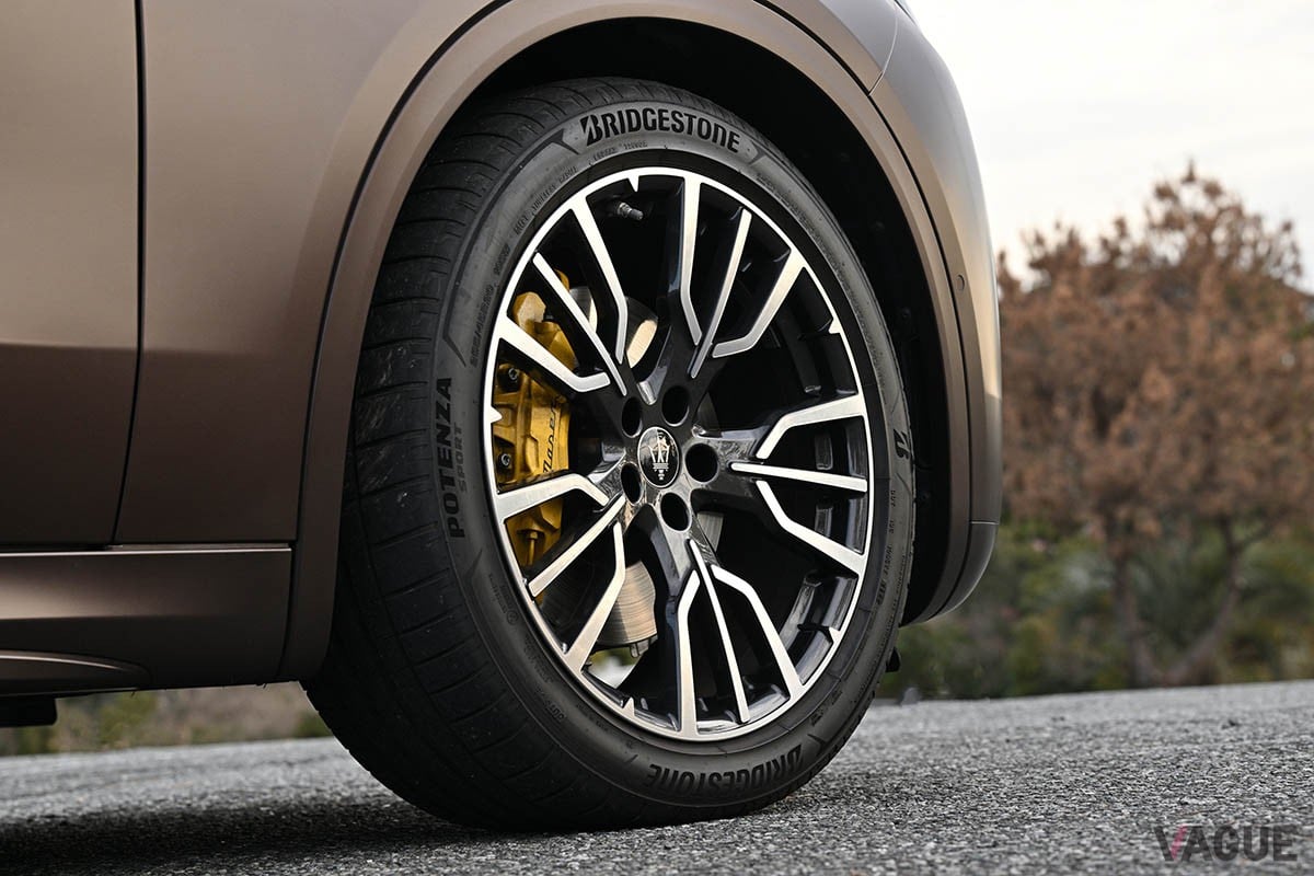 マセラティらしいスポーティなルックスや刺激的な走りと、高級車ならではの快適性や上質さが1台に凝縮されたコンパクトSUV「グレカーレ」