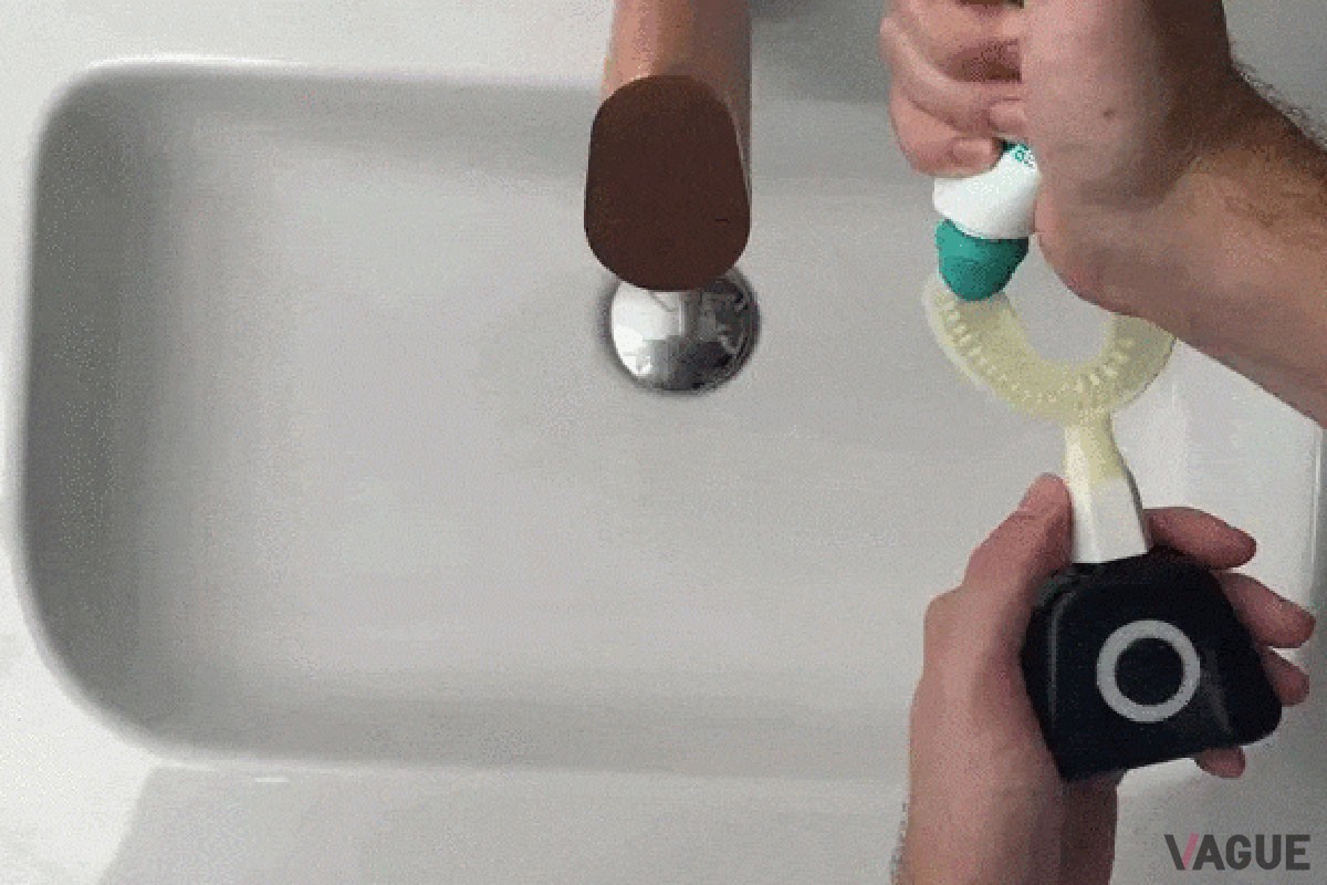 歯磨き粉をつけて