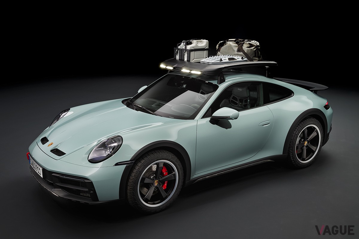「911カレラ（スポーツサスペンション装着車）」より50mm高い車高や、アンダーガードなどが「911ダカール」の特徴