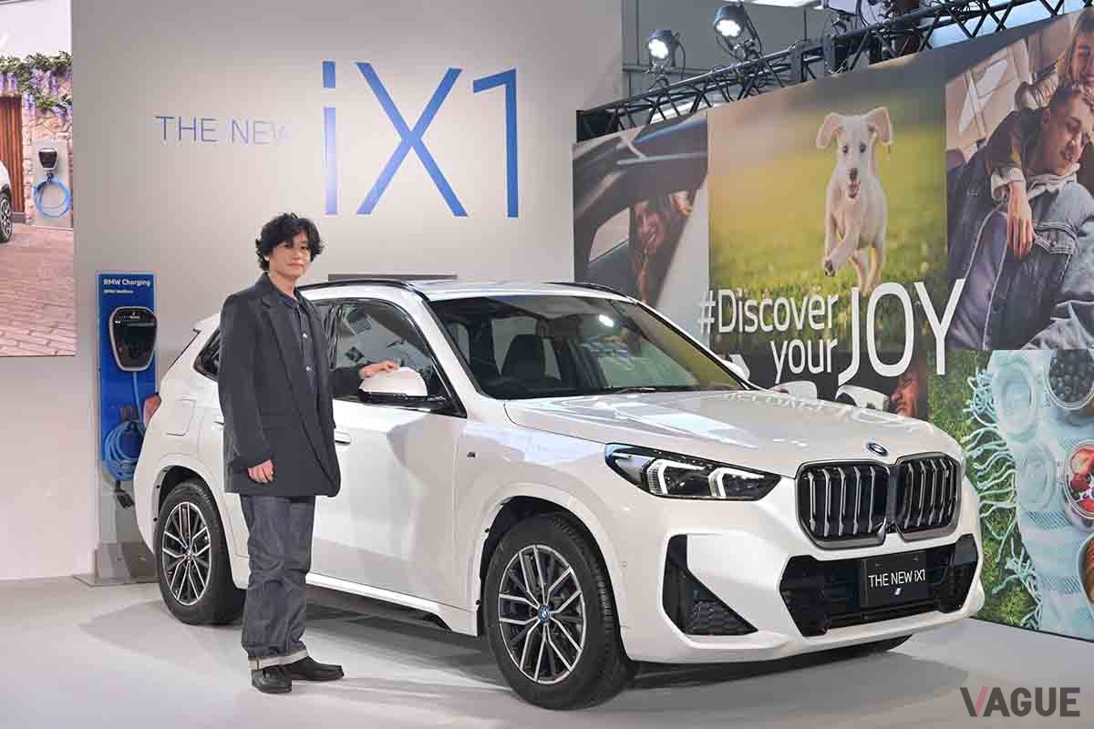 BMW新型「X1」発表会の様子。井浦新さんが登壇