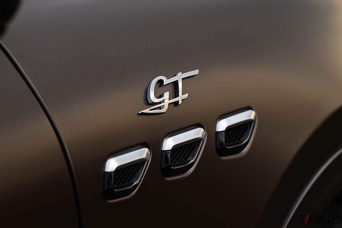 マセラティらしいスポーティなルックスや刺激的な走りと、高級車ならではの快適性や上質さが1台に凝縮されたコンパクトSUV「グレカーレ」