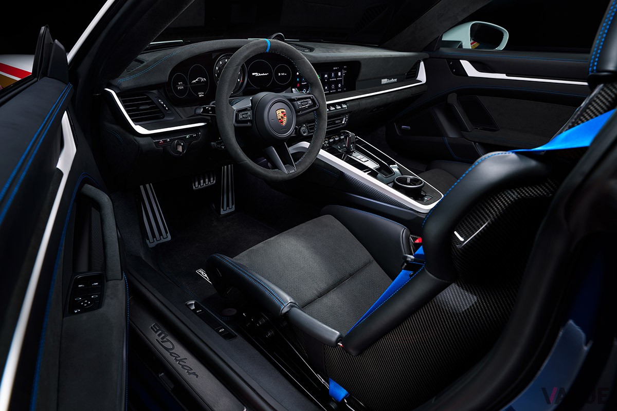 「911ダカール」のインテリア。フルバケットシートを装着し、リアシートは非装着