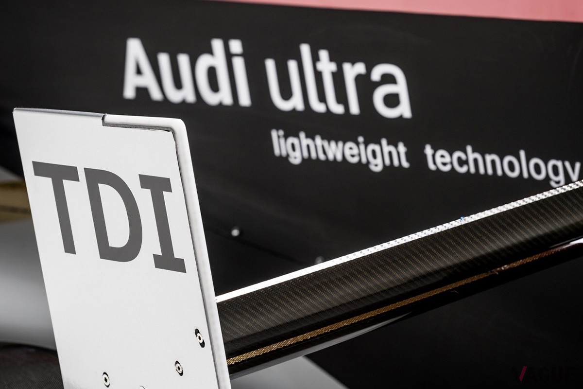 ディーゼルエンジン搭載の証ともいうべき「TDI」なるロゴがマシンの各部に記されている（C）ART & REVS S.A.