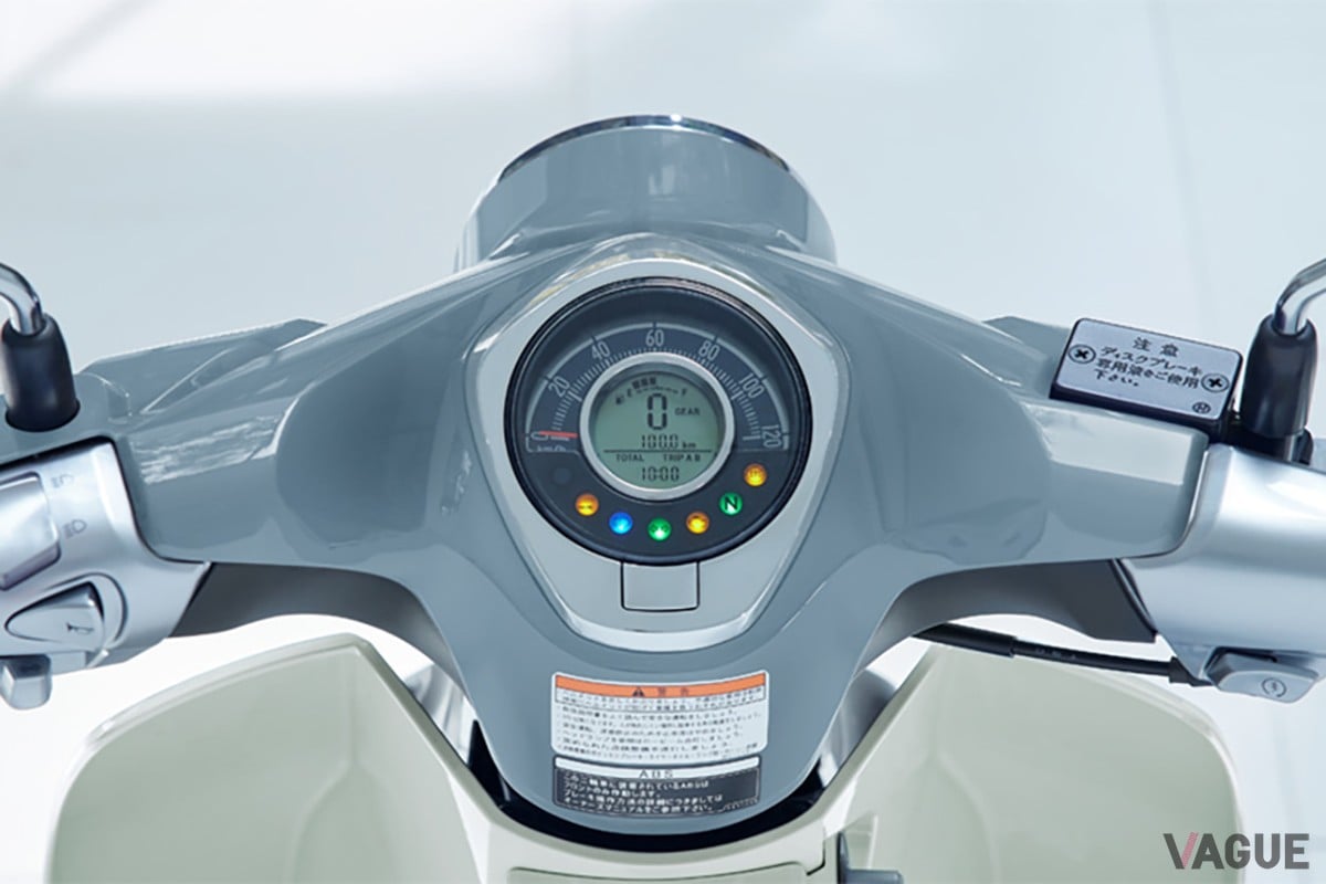 「スーパーカブ」シリーズの最上位モデルであるホンダ「スーパーカブC125」に、シックな新色が登場