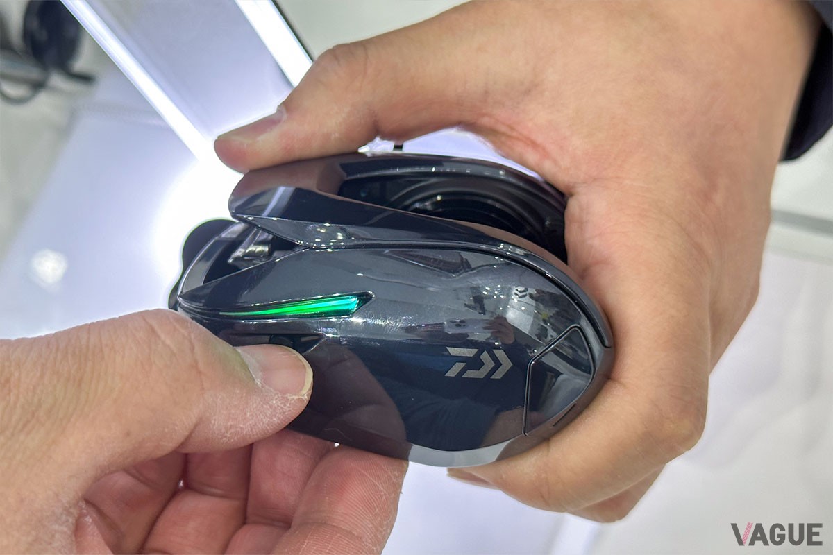 ブレーキはマグネット式で、LED直下のボタンで効き具合を8段階で調整できます