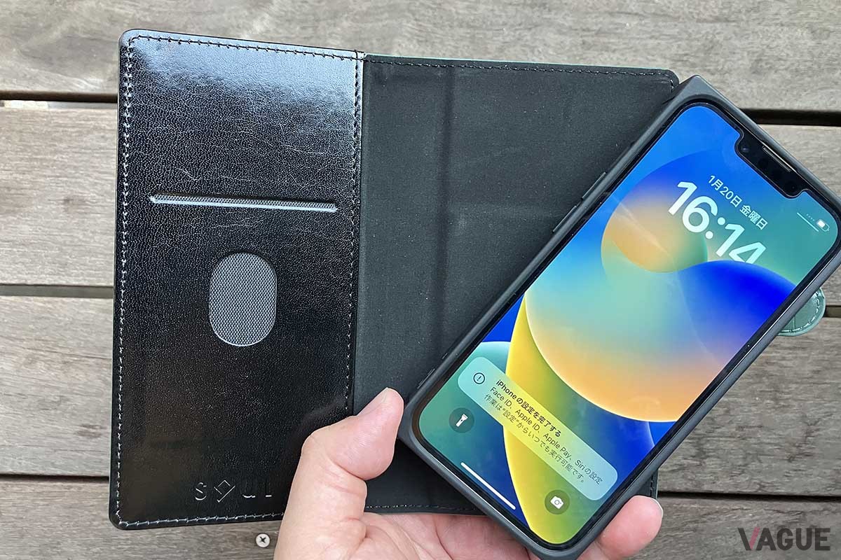 スマホでの撮影時は横に倒せばカメラ部分が見える