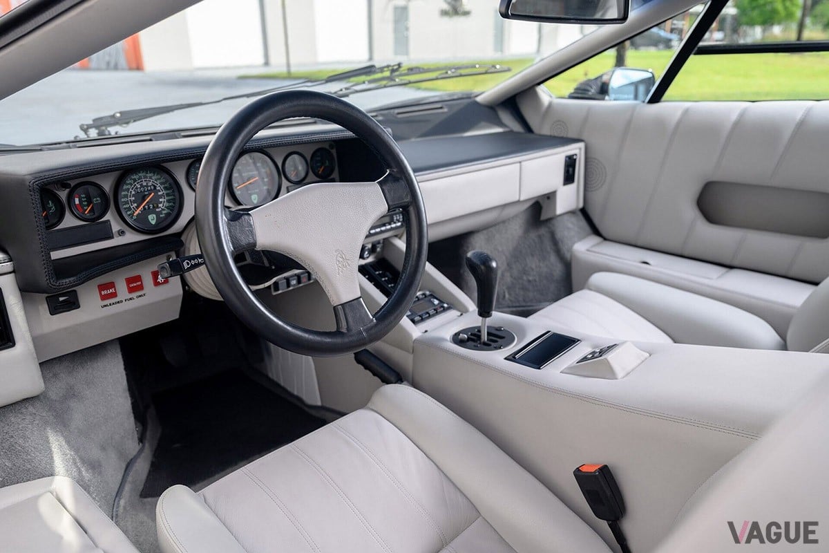 新車同然のきれいなインテリア。グレーのレザーで仕立てられている（C）RM Sotheby’s