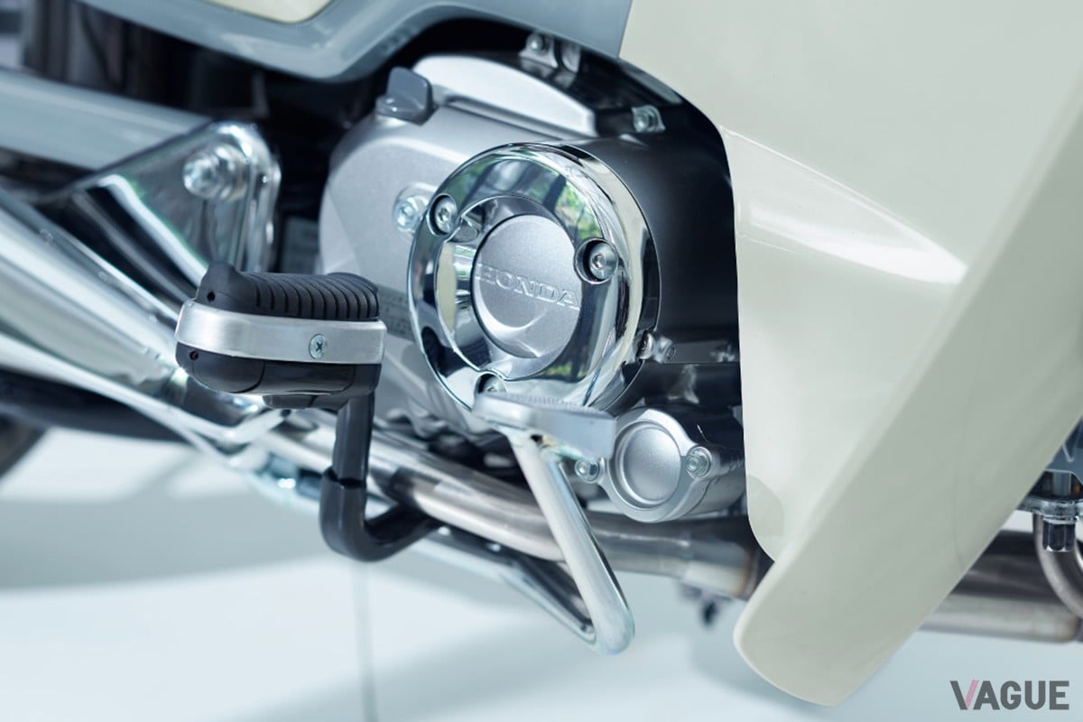 「スーパーカブ」シリーズの最上位モデルであるホンダ「スーパーカブC125」に、シックな新色が登場