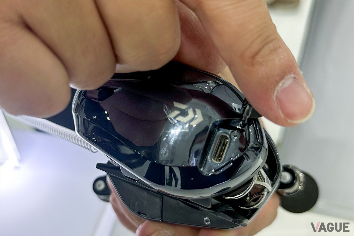 充電はパーミングカップ側のハッチ内部にあるUSB Type-Cで行います。一回の充電で約700回キャスト可能なので、一日の釣行でも充電の必要はほとんどないそうです