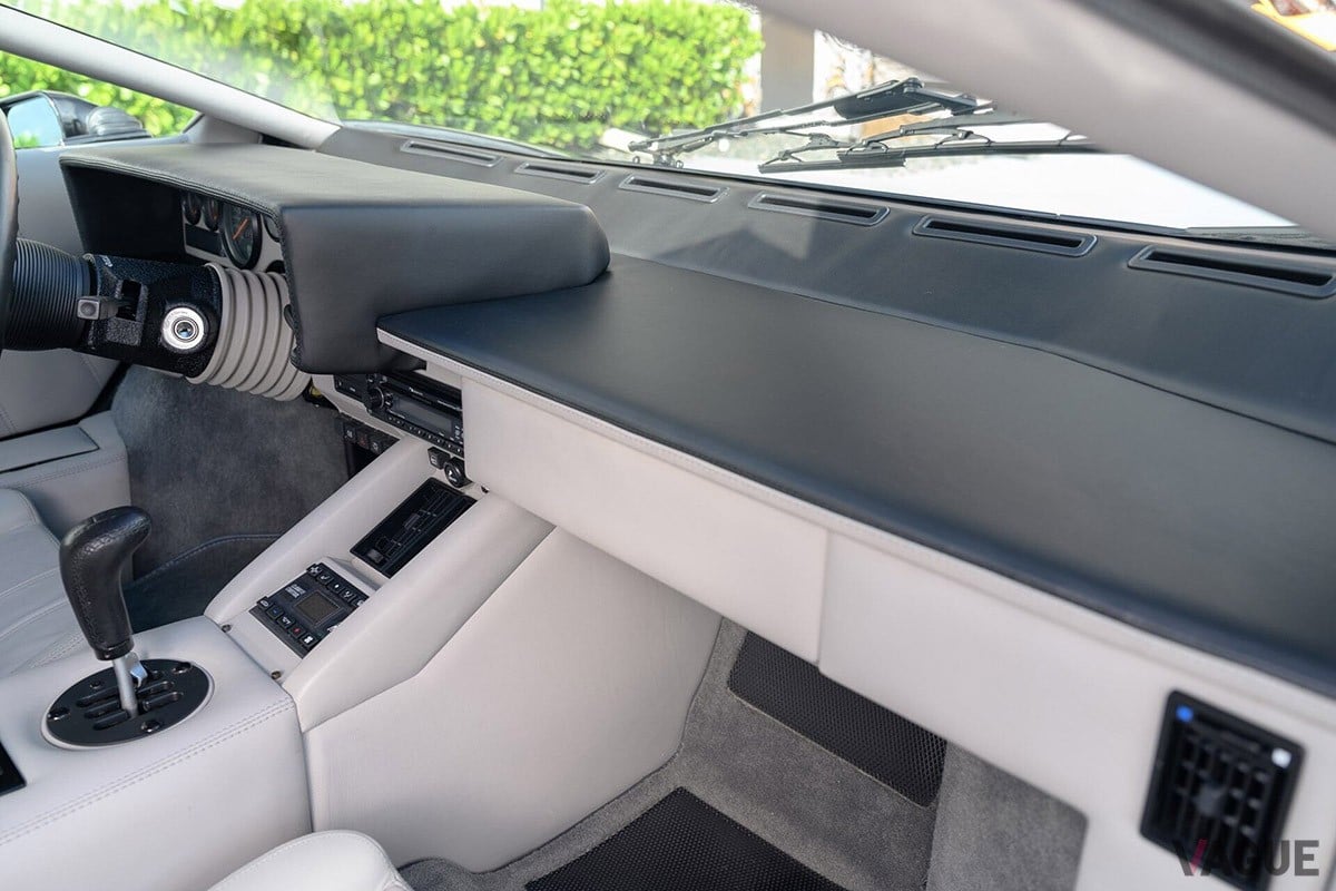 浮きや割れが生じがちなダッシュボード回りも新車のよう。キーシリンダーもピカピカ（C）RM Sotheby’s