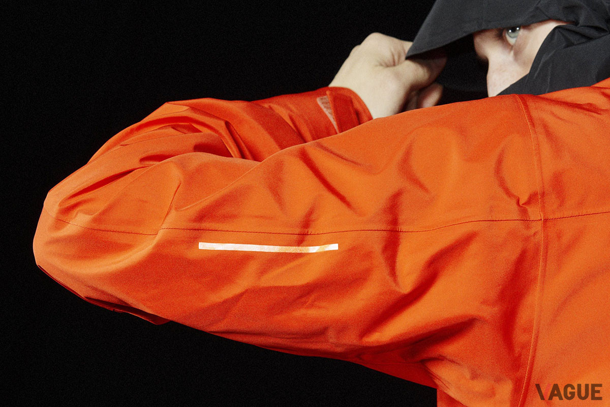 両腕の後ろ側には夜間の安全性などを考慮してリフレクターが備わる