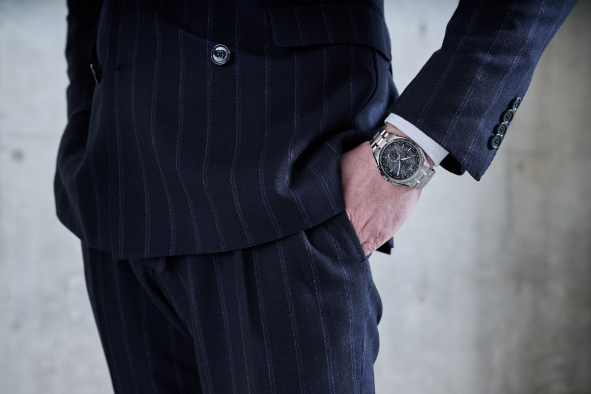 スーツの袖口から見えるエレガントな「アテッサ AT8040-57E」