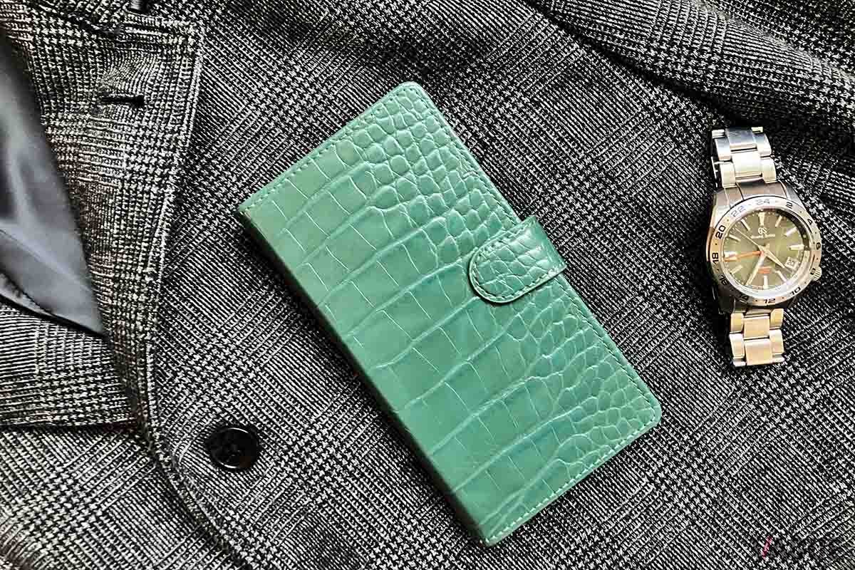 もはやビジネスアイテムと言っても過言ではないスマホを上品に