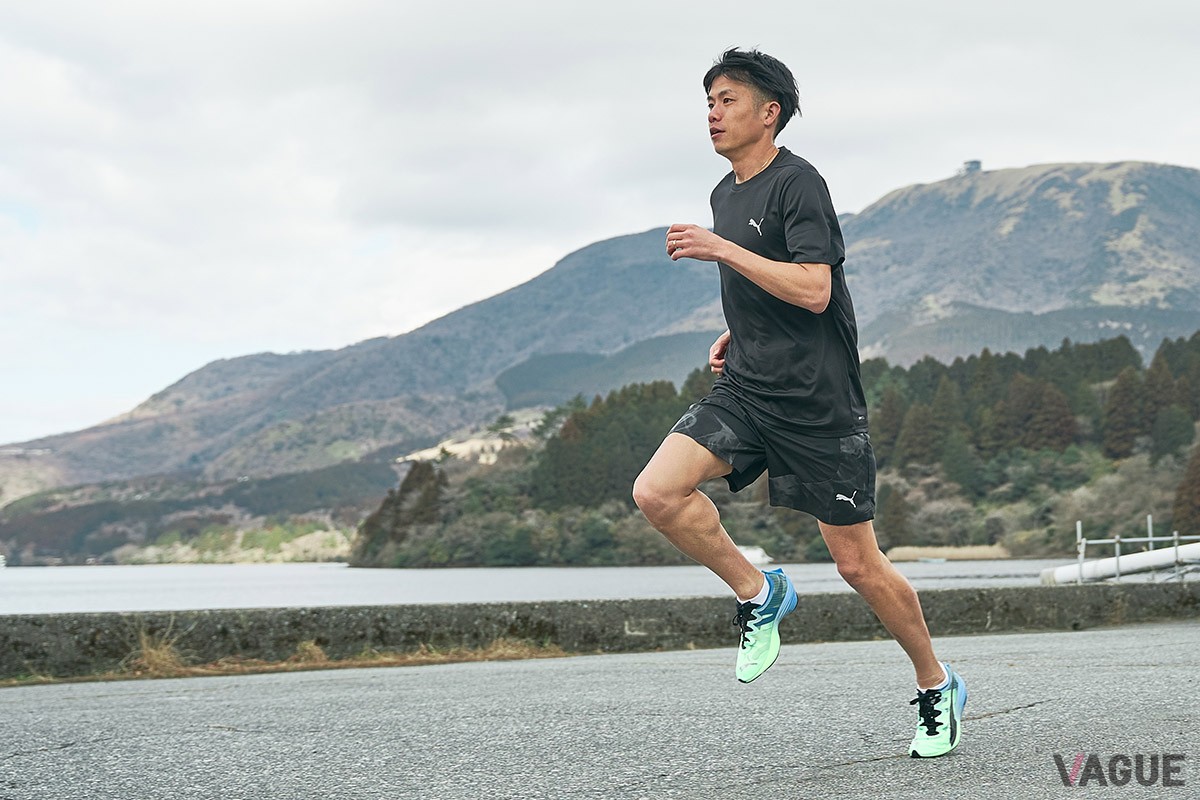 ユニークな形状やプーマ独自の技術を採用する、5〜10kmのロードレースなどに適した軽量レーシングシューズ「FAST-FWD NITRO ELITE」