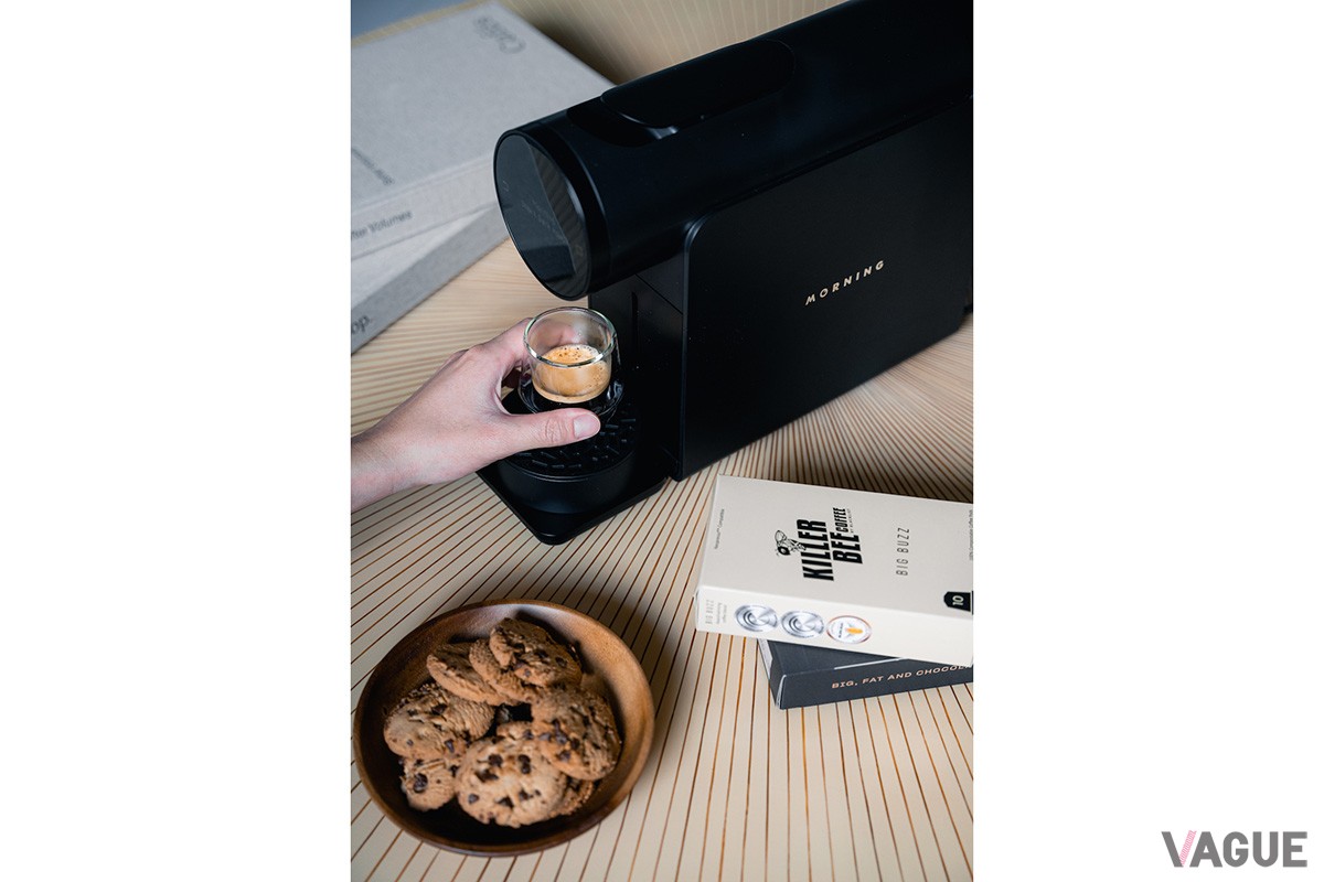 抽出量、温度、圧力の操作や専用アプリとの連動で、各カプセルに最適なレシピを提供。より好みの味わいのコーヒーを味わえるコーヒーメーカー「The Morning Machine」
