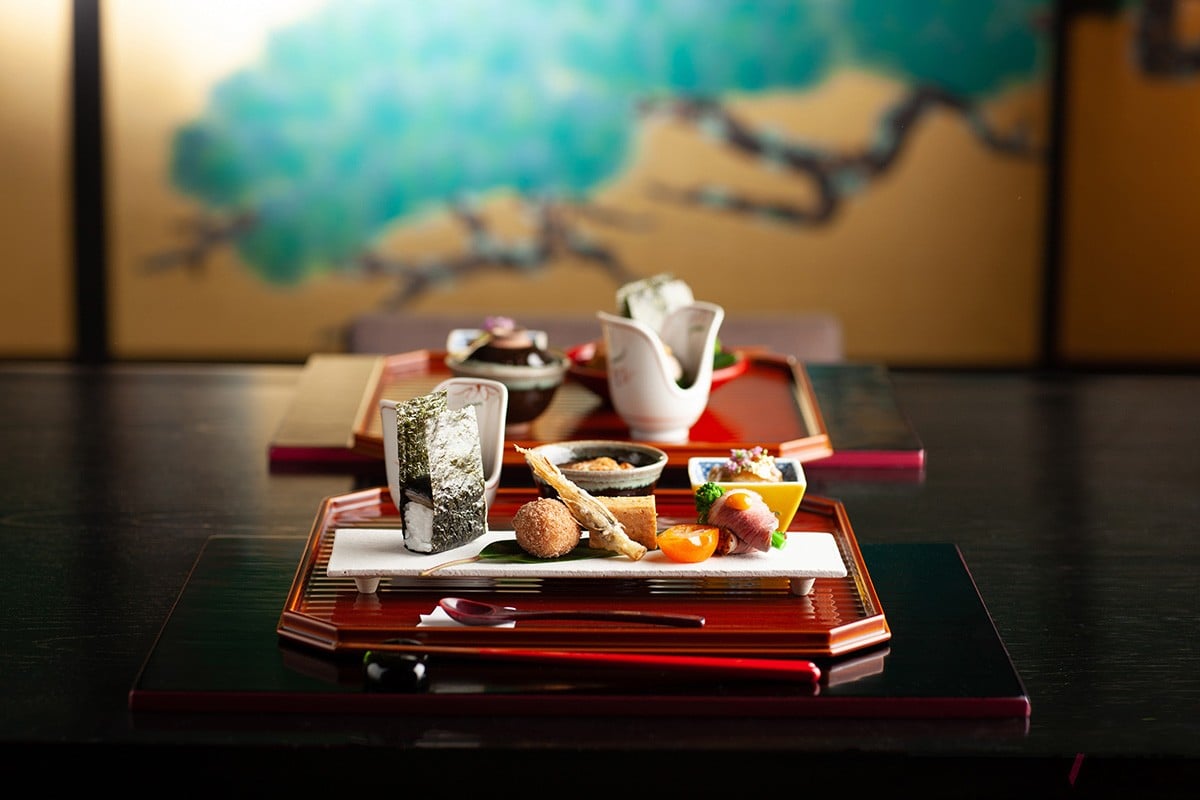 荘厳な金のふすま絵が配された特別な空間で贅を尽くした季節の料理を堪能できる「日本料理 楽精庵」