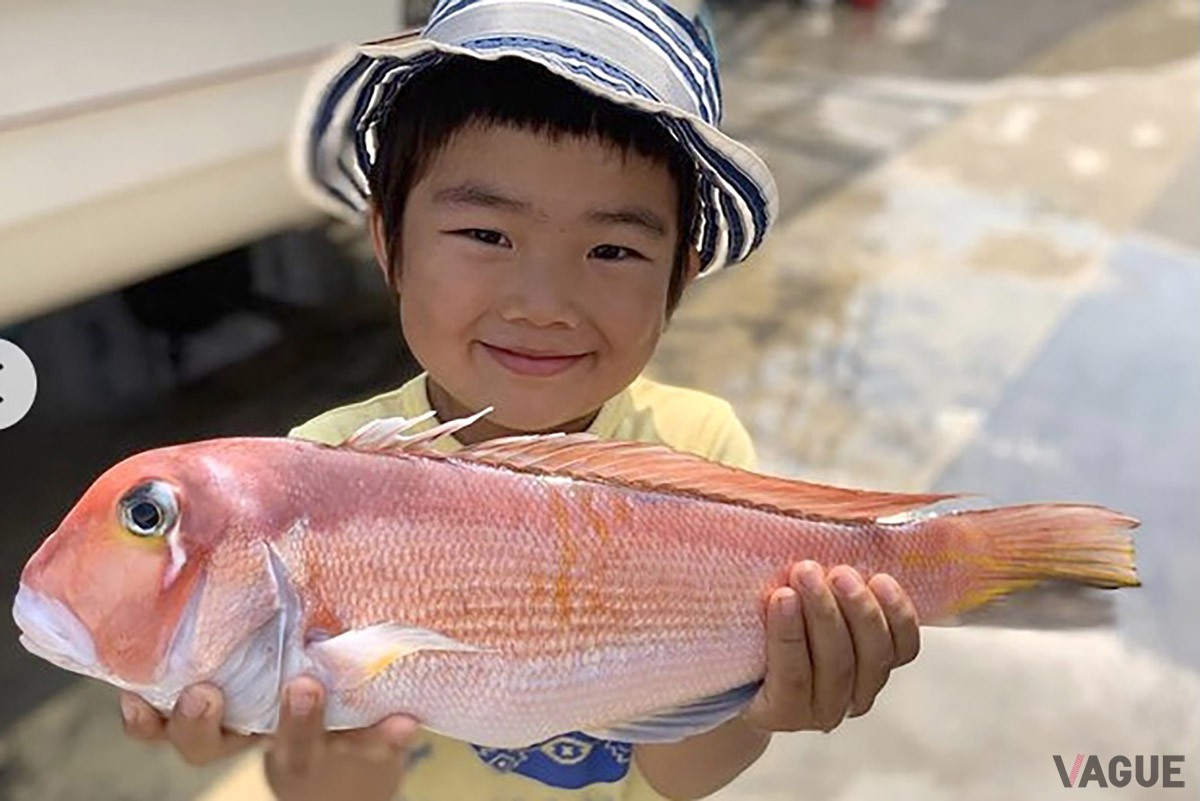 エサとタイラバの二刀流の際は、息子にエサの竿を任せます。深場でも小型電動があれば、疲れた〜もないので快適。キス釣りの前にちょっと寄った深場で、初アマダイに大コーフン