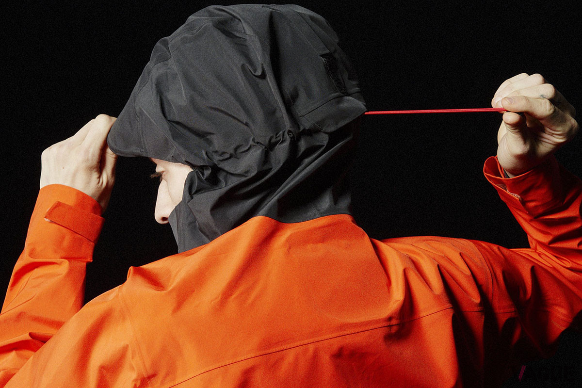 片手でコードをアジャストできるフードはヘルメット装着時にも対応