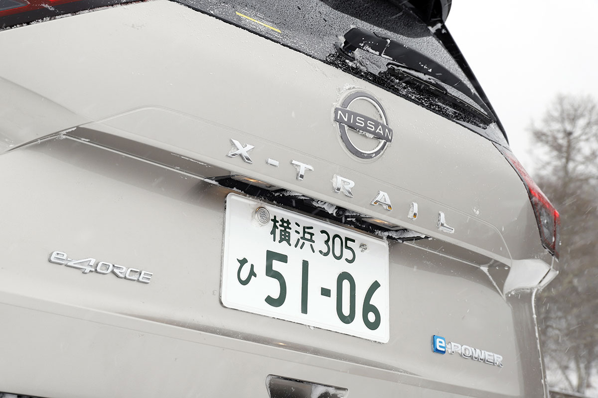 リアの左右には“e-4ORCE”と“e-POWER”のエンブレムをレイアウト