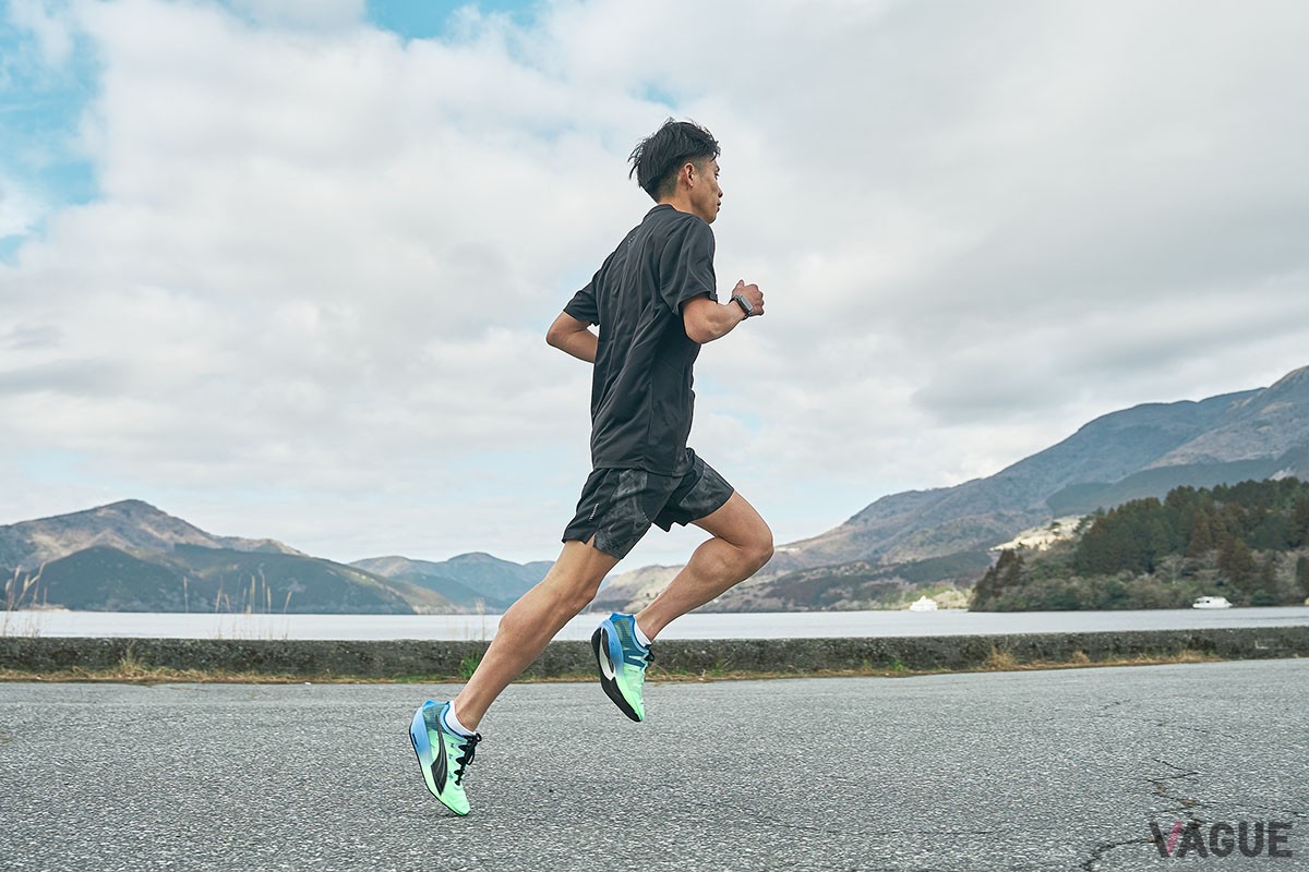 ユニークな形状やプーマ独自の技術を採用する、5〜10kmのロードレースなどに適した軽量レーシングシューズ「FAST-FWD NITRO ELITE」