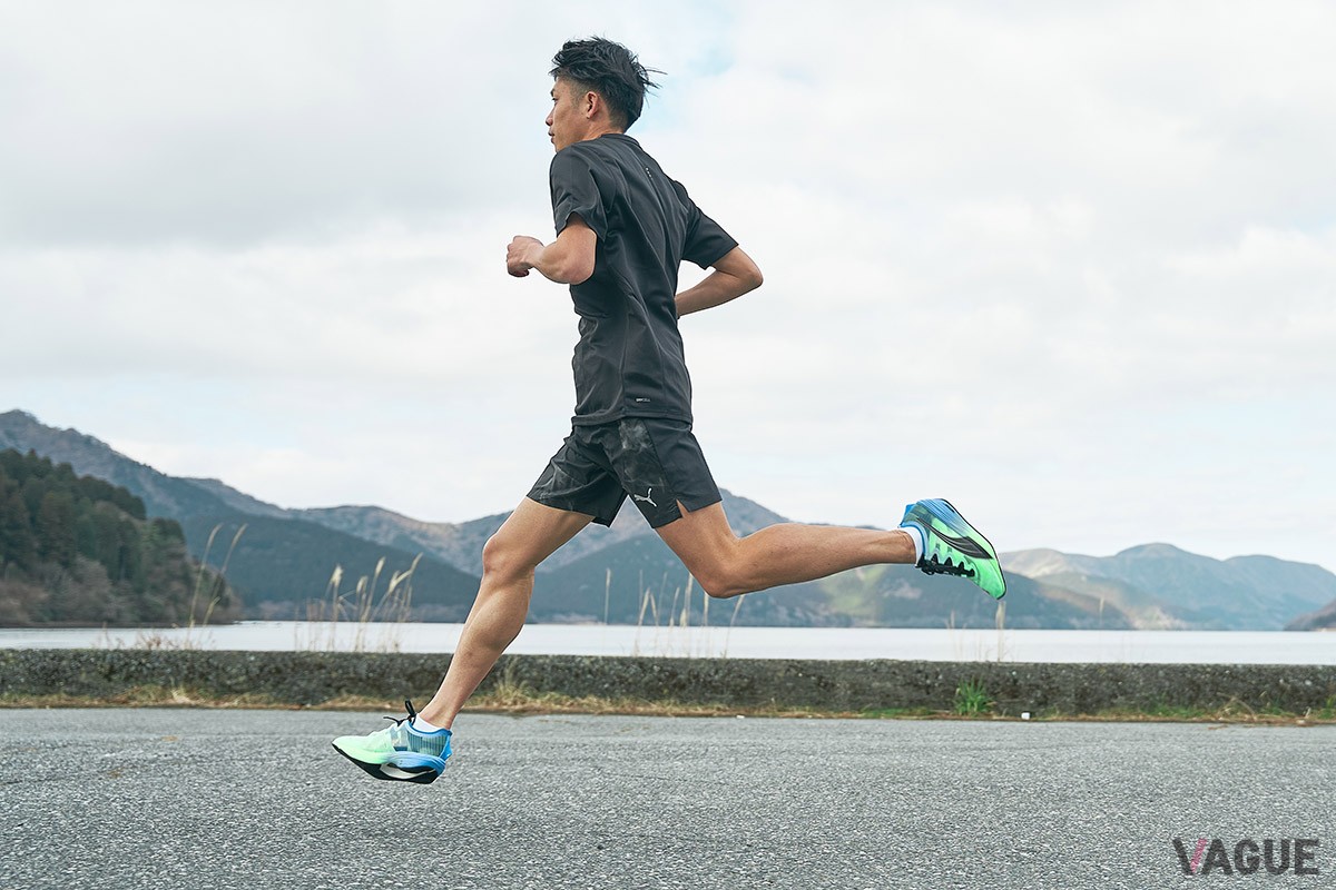 ユニークな形状やプーマ独自の技術を採用する、5〜10kmのロードレースなどに適した軽量レーシングシューズ「FAST-FWD NITRO ELITE」