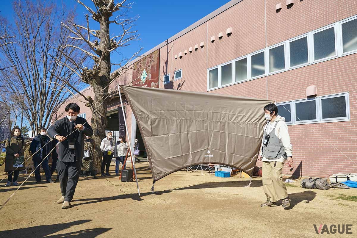 まず「ランドネストタープ セット」をたてる。スノーピークのタープは一部を除き240cmと280cmを使うが、「ランドネストタープ セット」の付属ポールは240cm。高さが同じなのでタープも前後左右が対象形となる。