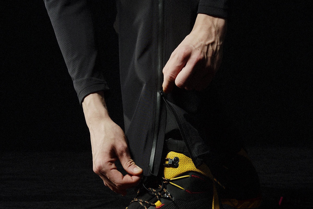 裾にはジッパーが備わっており、着脱時のストレスを軽減する