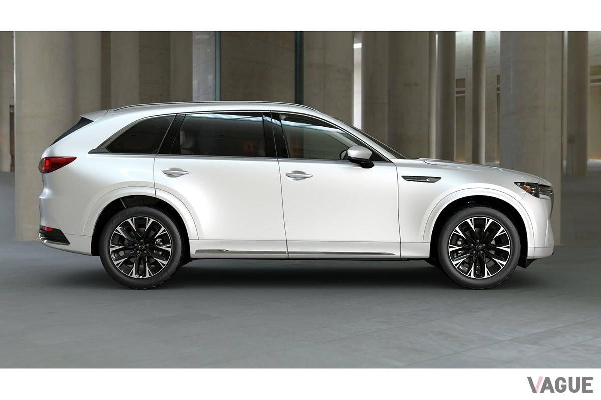 ロジウムホワイトプレミアムメタリックに塗られたマツダ「CX-90」