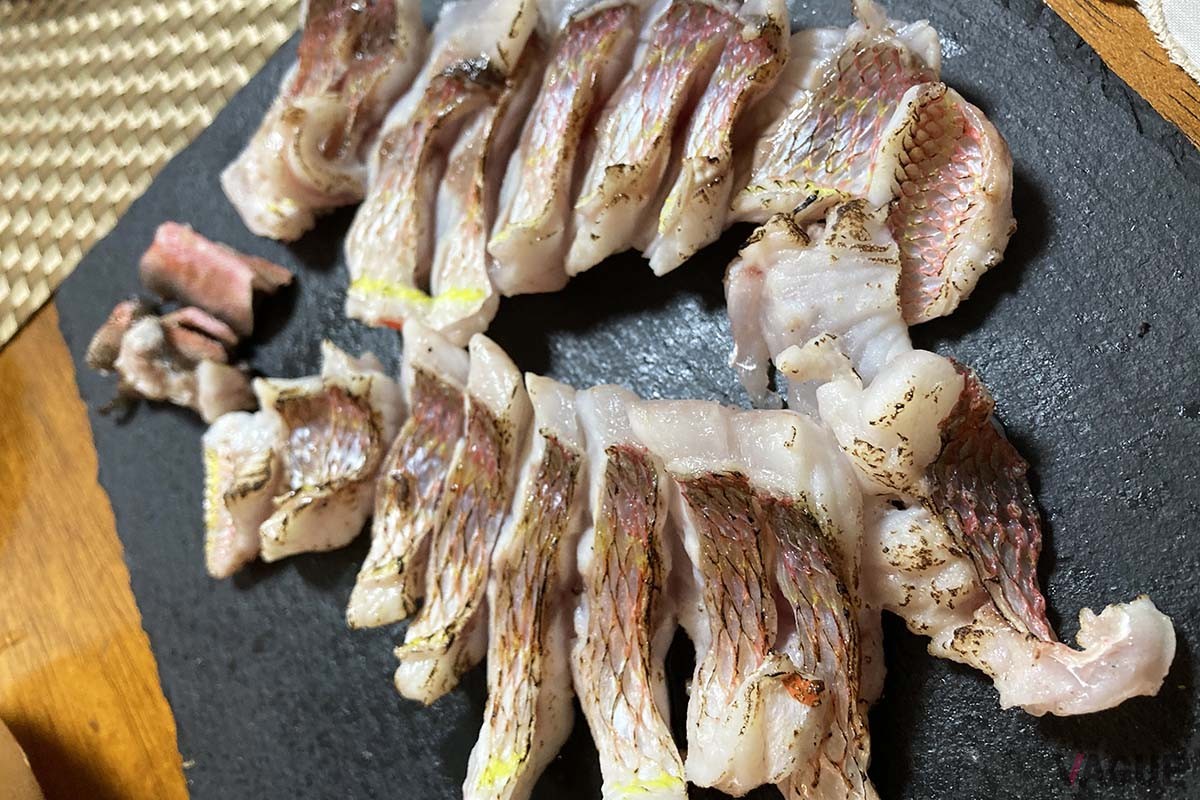 イトヨリダイの料理は、鱗を落とした皮をつけたまま刺身に引いて、バーナーで炙るのがおすすめ。脂が多いのでバチバチと程よく焦げて、美味しそうな香りが立ち込めます。ぜひ日本酒を冷やして、スタンバイください!