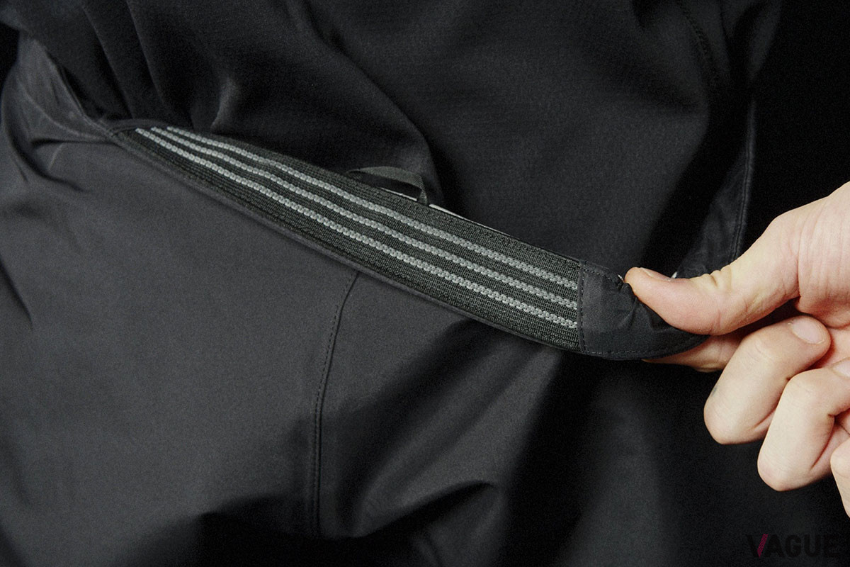 後ろ側のウエスト内側には、ずり落ちるのを防ぐすべり止めのゴムが備わる