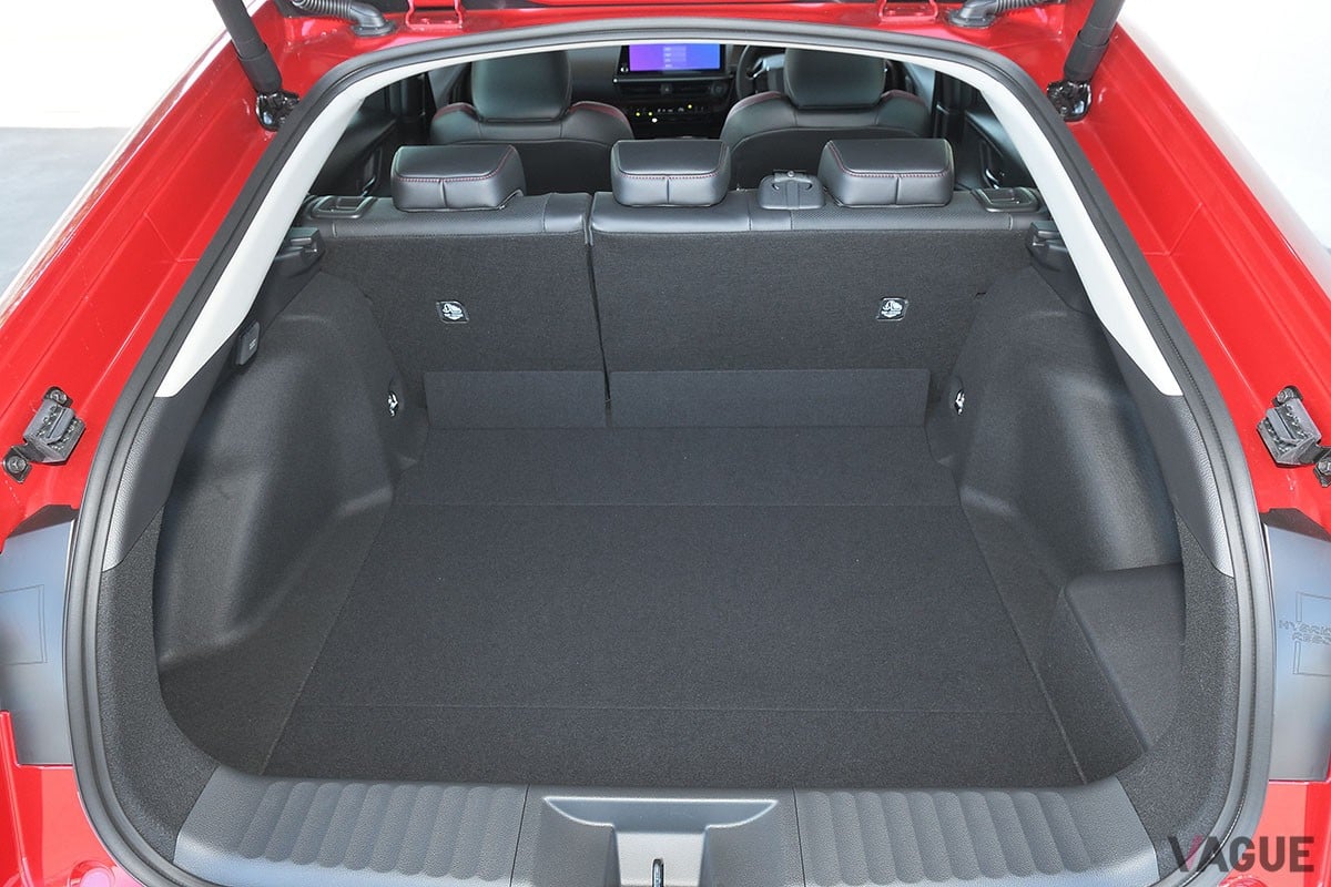 トヨタ新型「プリウス」は走りやデザインを重視して進化したものの、荷室のユーティリティもハイレベル。ゴルフ旅の足にも活躍しそうだ