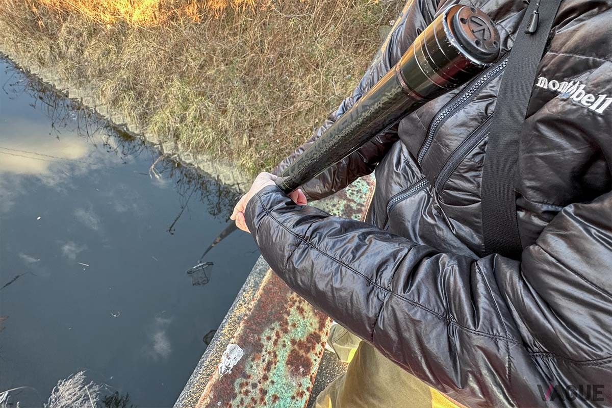 磯玉のネットに魚が入ったら、ロープをたぐるように垂直に引き上げます。引上げながら手元のバーから順に収納するのがポイントで、旗を掲げるように持ち上げるとテコの原理で折れる恐れもあるためNGです