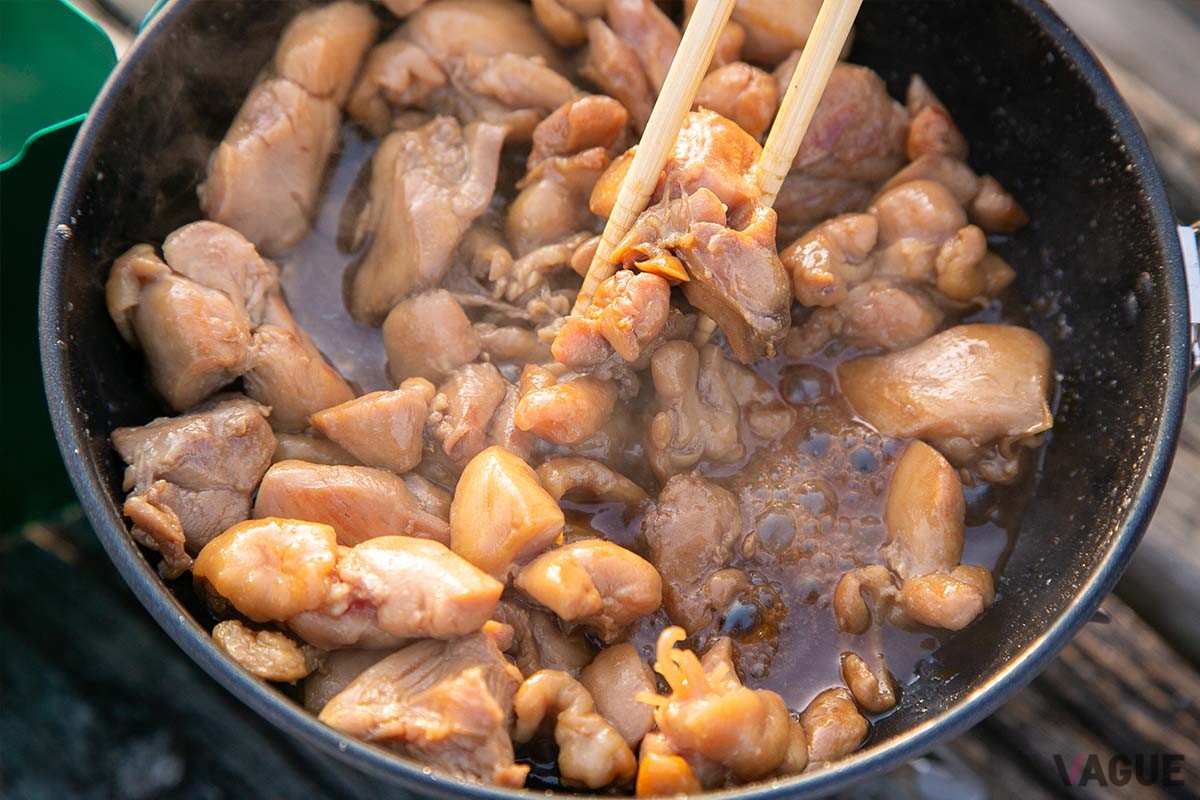 鶏モモ肉を再び火にかけ、煮詰めたタレをからめて仕上げます