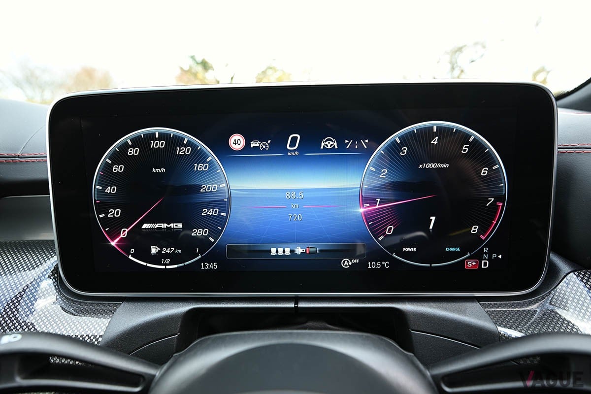 F1譲りの電動ターボと、アルミホイールなどのAMG専用パーツで武装したメルセデスAMGのハイパフォーマンスセダン「C43 4マチック」