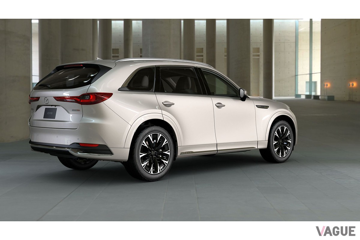 プラチナクォーツメタリックに塗られたマツダ「CX-90」