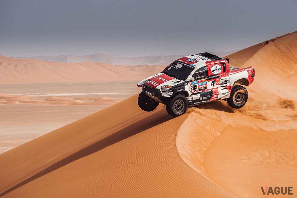 ダカールラリー2023を制したTOYOTA GAZOO Racingチームのナッサー・アル-アティヤ選手／マシュー・ボ−メル選手組の「GRダカールハイラックスT1+」
