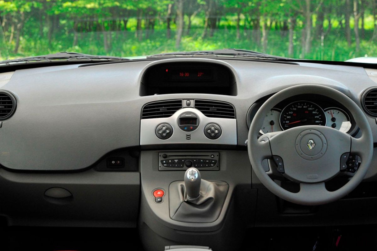 2010年7月に登場した「カングー ビボップ」のインテリア。5速MTのみ