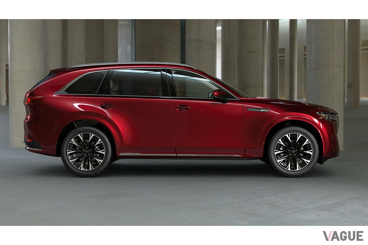 アーティザンレッドプレミアムメタリックに塗られたマツダ「CX-90」