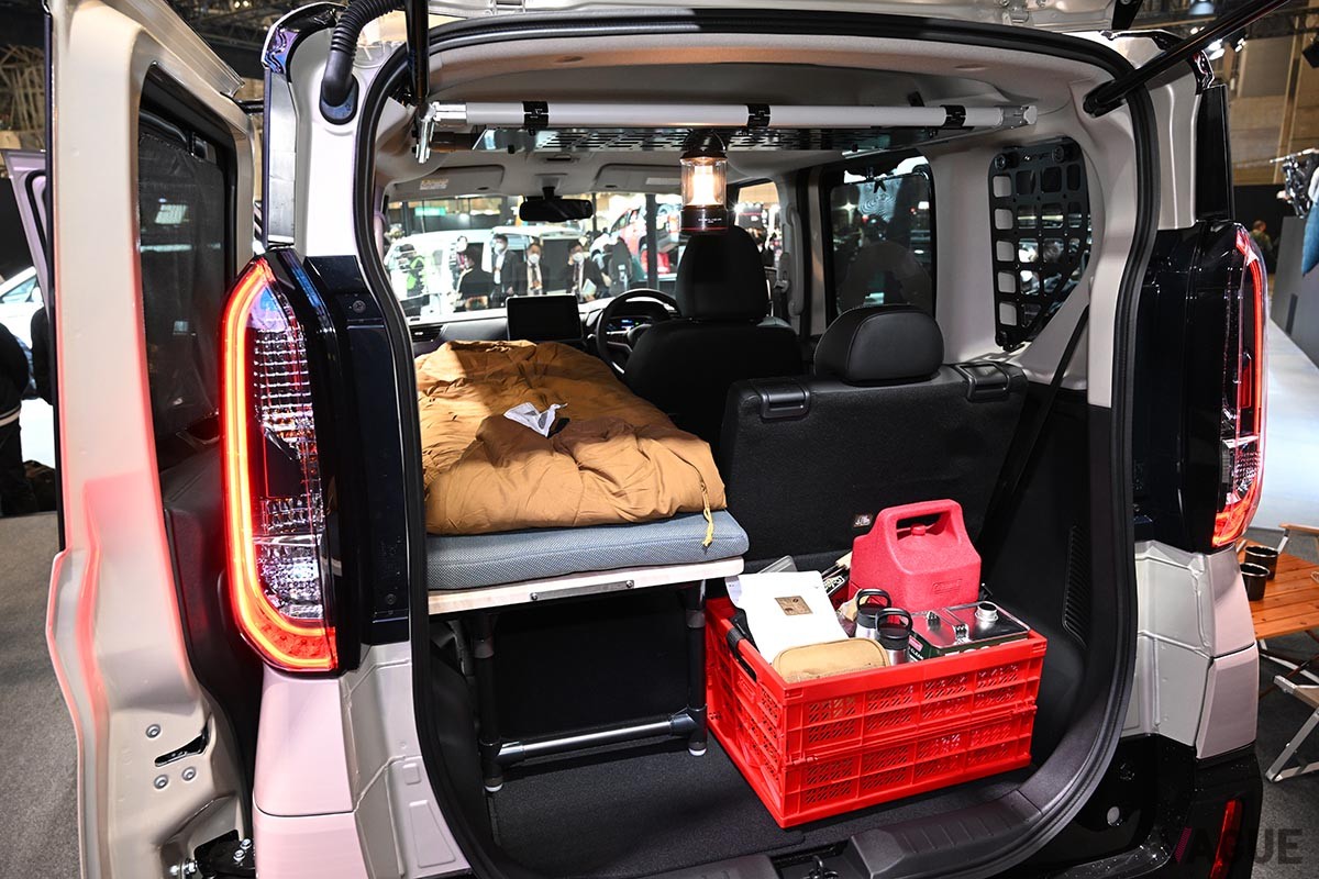 キャンプのアシや車中泊などのアウトドアシーンでも活躍すること間違いなしの三菱「デリカミニ」