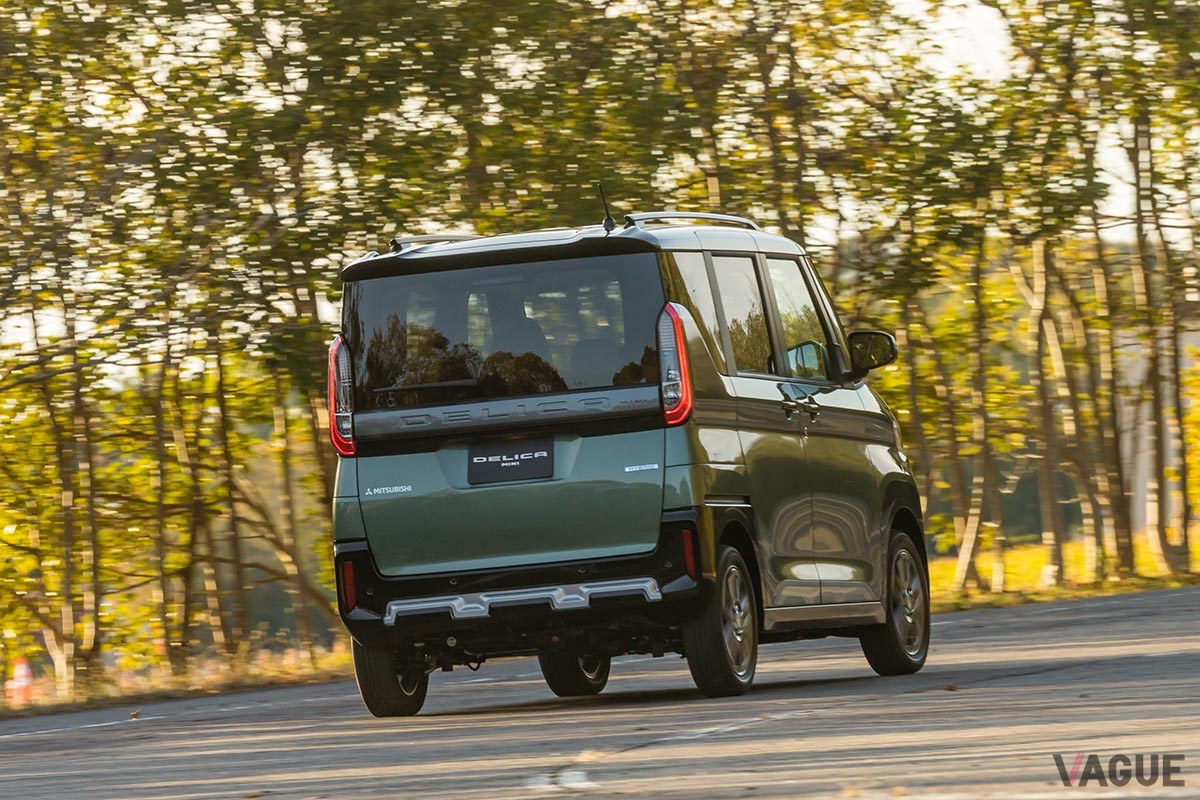 キャンプのアシや車中泊などのアウトドアシーンでも活躍すること間違いなしの三菱「デリカミニ」